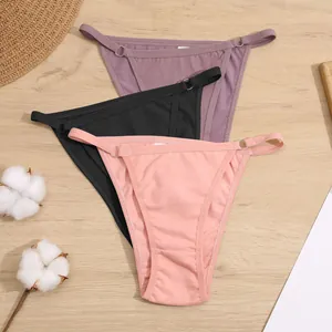 Gedetailleerd overzicht van drie katoenen bikini-slips met lage taille en metalen ringen