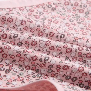 Gros plan sur un tissu en coton doux à imprimé fleuri pour culottes grandes tailles