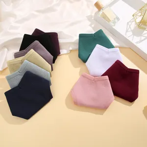 Vista dettagliata della trama a nido d'ape e dei colori di questi perizomi in cotone