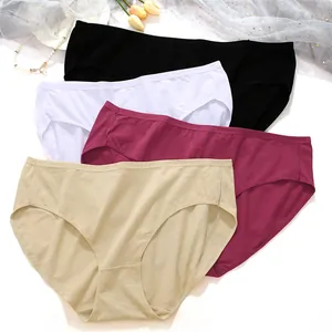 Quatre culottes en coton respirant grandes tailles en noir, blanc, bordeaux et beige