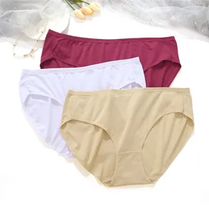 Lot de trois culottes en coton pour femmes grande taille en bordeaux, blanc et beige.