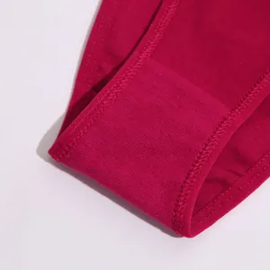 Macro-opname van de zachte katoenen textuur en naden van deze bordeauxrode slip