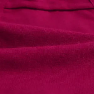 Detailopname van de zachte katoenen textuur van deze mooie magenta bikini-onderbroek.