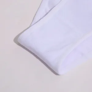 Detailopname van witte katoenen dames bikinislippen met fijne afwerking en naad