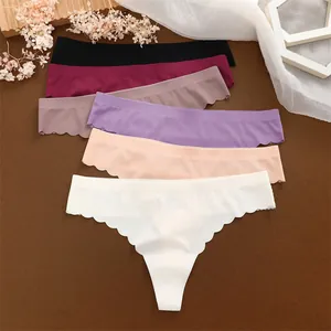 Detailweergave van naadloze ijszijde string-onderbroeken in zes kleuren met gegolfde rand.