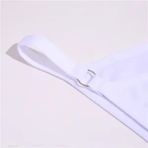 Macro-weergave van een witte katoenen slip met fijne stiksels en metalen O-ring band.