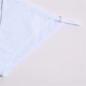Detailopname van een witte katoenen bikini met metalen ring en dunne zijbandje detail