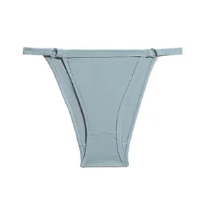 Detail van grijsblauwe katoenen bikini-slips met lage taille en metalen ringen.