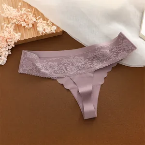 Detail van mauve naadloze string met elegante bloemenkant in de taille