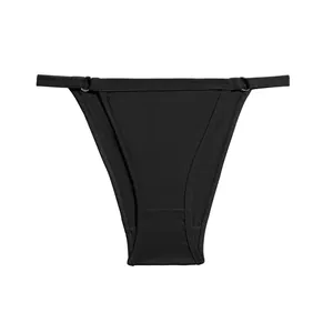 Detail van zwarte katoenen bikini-onderbroek voor dames met stijlvolle metalen ringen.