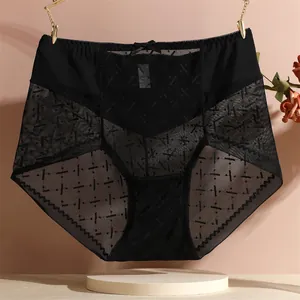 Dettaglio di mutandine a vita alta in pizzo nero con elegante rete geometrica