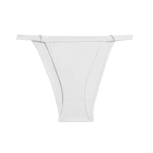 Detail van witte katoenen bikinislips met zijriempjes en accenten van metalen ringen.