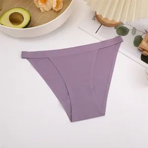Detailansicht der hochwertigen lila nahtlosen Eisseiden-Bikini-Höschen für Damen