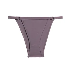 Gedetailleerde weergave van de mauve katoenen bikini-onderbroek met metalen ringdetails.