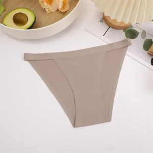Nahtlose Bikini-Unterwäsche aus Seide in Hautfarbe mit dekorativen Elementen.