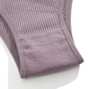 Dettaglio ravvicinato della trama in cotone a nido d'ape e fodera di questo perizoma lavanda.