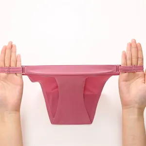 Dettaglio delle mutandine rosa in seta di ghiaccio senza cuciture ad alta elasticità