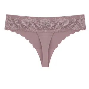 Naadloze mauvekleurige ijshuid tanga met een elegante kanten bloemenband ontwerp