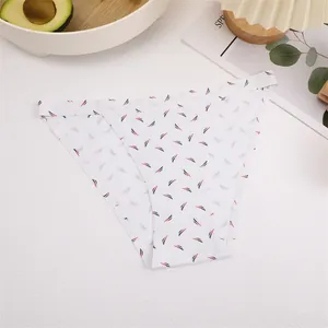 Nahaufnahme einer weißen, nahtlosen Eisseiden-Bikini-Unterhose mit Federmuster