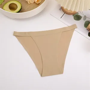 Detailansicht einer beigen nahtlosen Eisseide-Bikini-Unterhose aus atmungsaktivem Stoff