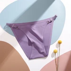 Dettaglio degli slip in seta di ghiaccio senza cuciture viola con fibbie regolabili.