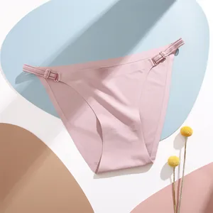 Dettaglio degli slip rosa senza cuciture in seta di ghiaccio con fibbie regolabili