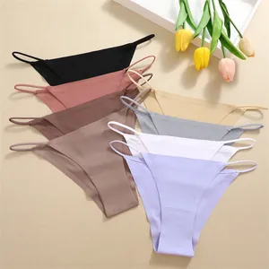 Detalle de bragas de mujer de cintura baja sin costuras en varios colores pastel.