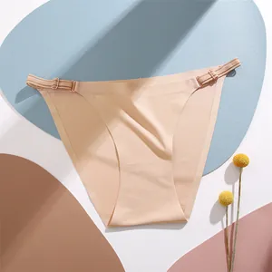 Dettaglio slip senza cuciture in seta di ghiaccio beige con cinturini laterali regolabili.