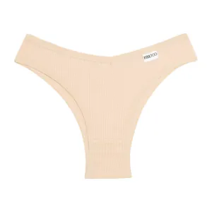Primo piano dettagliato di un perizoma a vita bassa in cotone waffle beige con etichetta