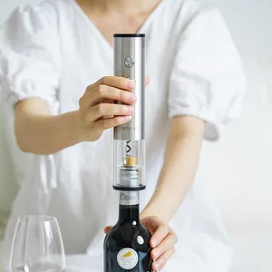 Circle Joy elektrischer Weinöffner aus Edelstahl in Aktion an Flasche