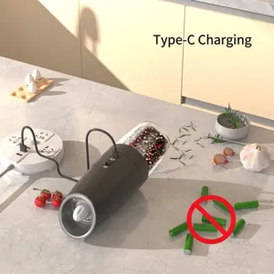Moderner elektrischer wiederaufladbarer Pfeffermühle mit Type-C Ladekabel in der Küche