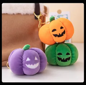 Nahaufnahme von niedlichen Plüsch-Halloween-Kürbis-Anhängern in Orange, Lila und Grün.