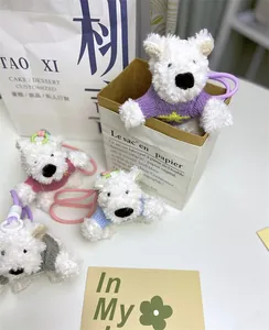 Adorables porte-clés chien Westie en peluche avec des pulls en tricot colorés et variés.