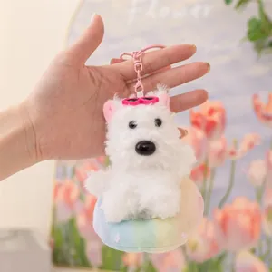 Dettaglio del portachiavi a forma di cane Westie in peluche bianco su base a ciambella arcobaleno