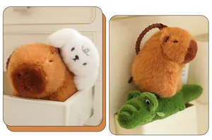 Detailweergave van schattige Capybara pluchen sleutelhanger met krokodil en hond
