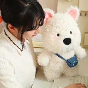 Simpatico peluche cane Westie bianco con una piccola borsa a tracolla in denim blu