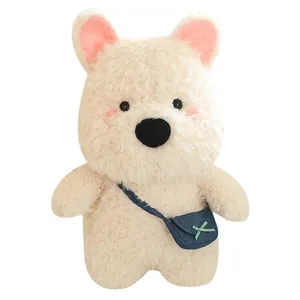 Simpatico cucciolo di peluche West Highland Terrier bianco con una piccola borsa blu a tracolla