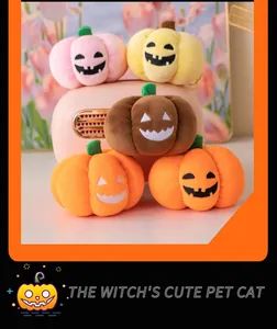 Sammlung bunter Plüsch-Halloween-Kürbisse mit gestickten Jack-O-Lantern-Gesichtern