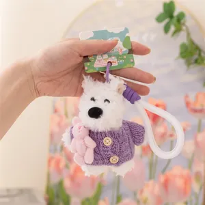 Simpatico portachiavi a forma di cane di peluche bianco con maglione viola e orsetto