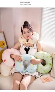 Modelo asiática con almohada de viaje en forma de U de espuma viscoelástica de seda fría