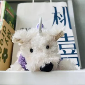 Porte-clés mignon en peluche West Highland White Terrier avec un petit pull violet