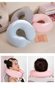 Modelo usando una almohada de cuello en U rosa de seda de hielo para viaje y siesta
