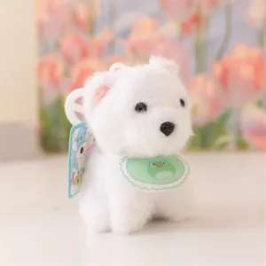 Primo piano dettagliato di un simpatico portachiavi in peluche a forma di cucciolo