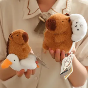Schattige Capybara pluche sleutelhanger met trekkoord functie en zachte witte details.