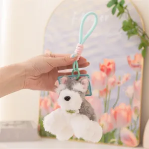 Primo piano di un simpatico portachiavi in peluche Schnauzer per borse e zaini