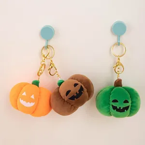 Set aus weichen Halloween-Plüschkürbis-Schlüsselanhängern in Orange, Braun und Grün