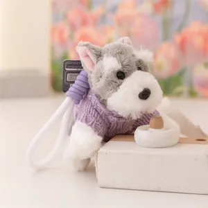 Vista dettagliata di un portachiavi in peluche Schnauzer con un maglione viola lavorato