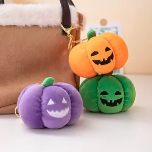 Halloween Plüsch-Kürbis-Anhänger in Orange Lila und Grün an einer stilvollen Tasche