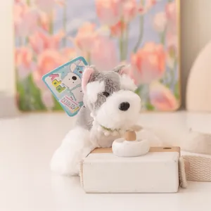 Primo piano di un simpatico portachiavi a forma di cane Schnauzer su una fotocamera