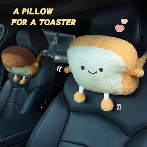 Vista detallada de la almohada reposacabezas de coche con forma de pan en un asiento de cuero
